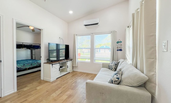 Aransas Pass Cabin | Cozy 2-Bedroom Cabin in Aransas Pass for Family Getaways