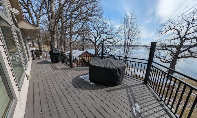 Darwin House | Spectacular Lake Manuella Family Retreat. Relaxing and serene lakeshore home!