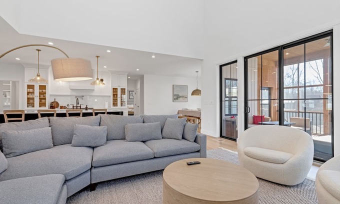 Poughkeepsie House | Modern 5-Bedroom Retreat in Beautiful Hudson Valley