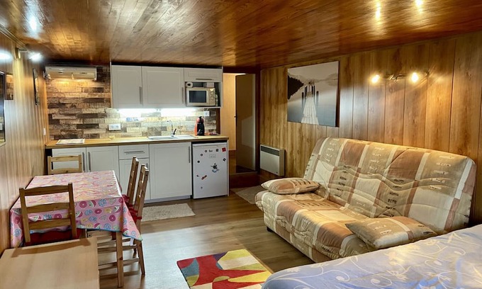 La Llagonne Apartment | Cozy Studio La Llagonne for 4 with Spa & Breakfast
