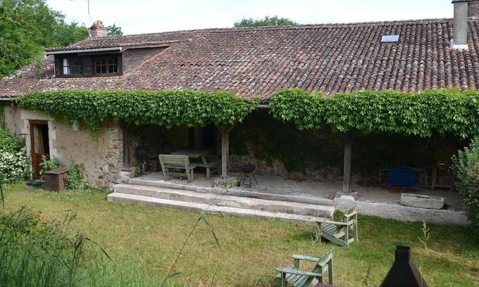Luchapt House | Gîte Le Noyer: Cozy Retreat with Garden and Wi-Fi Access