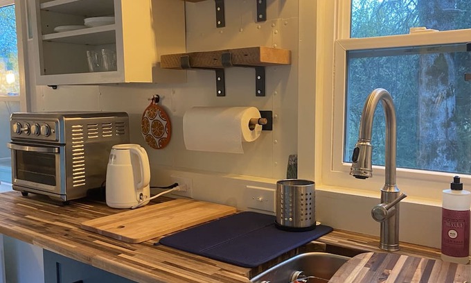 Cottage Grove Apartment | Cozy Lake House Tiny: Your Perfect Getaway Awaits