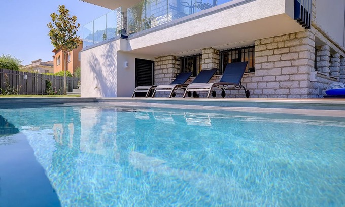 Cimiez Villa | Elegant Villa at Arènes de Cimiez with Pool & Spa
