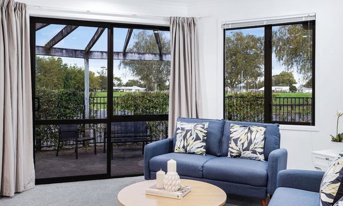 Hamilton East House | Park Scenery, Proximity & Value - Close to Uni!