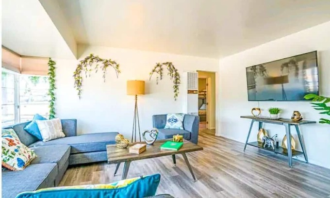 Castle Park House | Modern 3 Bedroom Retreat with BBQ & Billiards Fun