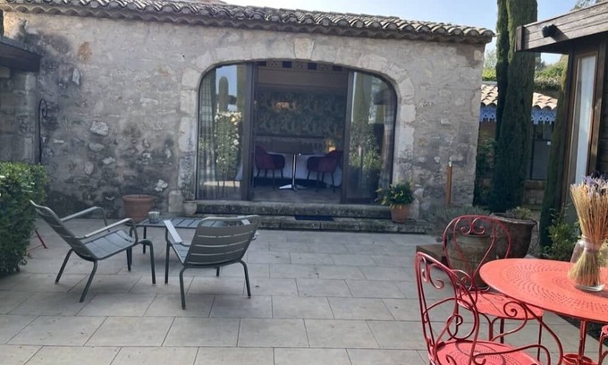 Eygalieres House | Cozy Eygalieres Retreat with Artist Studio Near Village