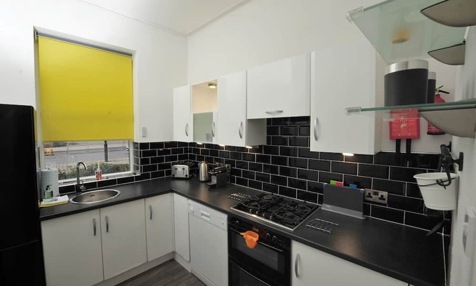 Harrogate Apartment | Convenient Harrogate Convention Suite with Family-Friendly Amenities