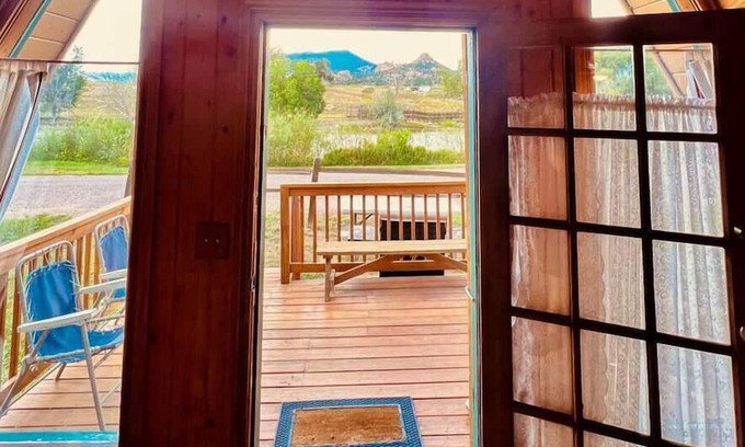 Howard Cabin | Charming River View Cabin with Family and Pet Amenities