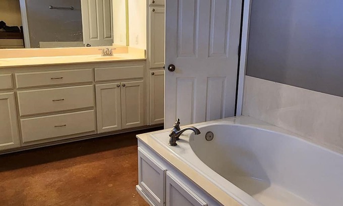Addis House | Cozy Country Retreat Near LSU and Downtown Baton Rouge