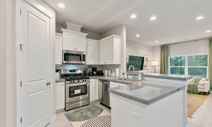 Clark County House | Inviting Evergreen Haven: Family-Friendly with Breakfast