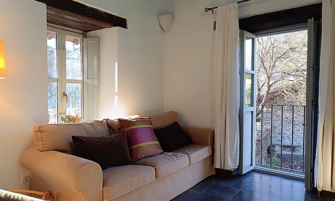 Pola de Lena Apartment | Cozy Rural House Lena: Family-Friendly with Breakfast Included