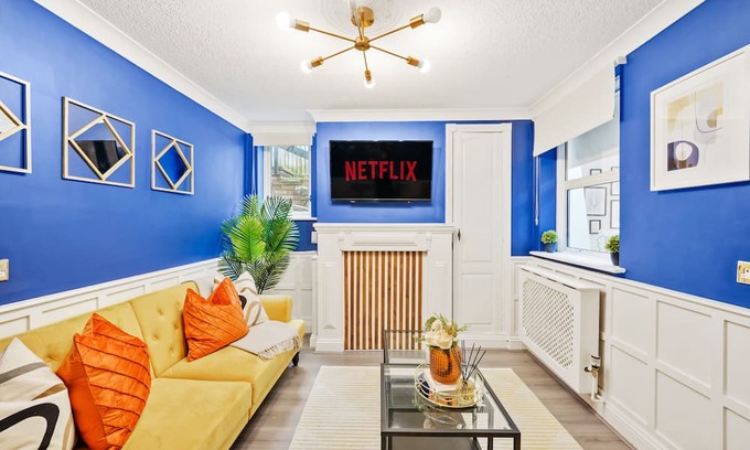 Chatham Apartment | Cozy 1 Bed Retreat Near London: Free Parking & Netflix