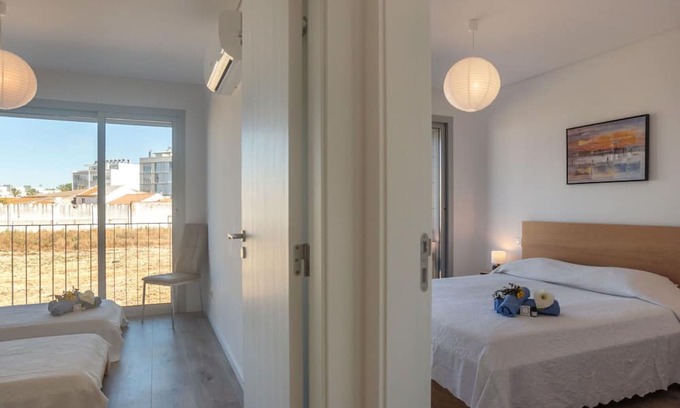Palhais Apartment | Cozy Oceanfront Apartment for 4 with A/C and Balcony