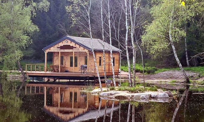Saint-Martin-du-Puy Ski Chalet | Unusual Lakeside Cabin: Experience Nature at Lacustre
