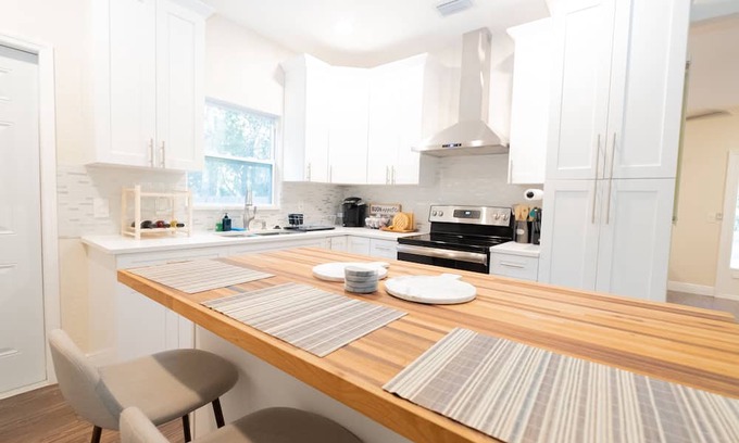 Glendale House | Convenient Hotel Near Downtown Glendale with Great Amenities