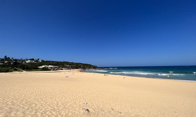 North Curl Curl Cottage | Seaside Cottage: Tranquil Retreat with Ocean View & Breakfast