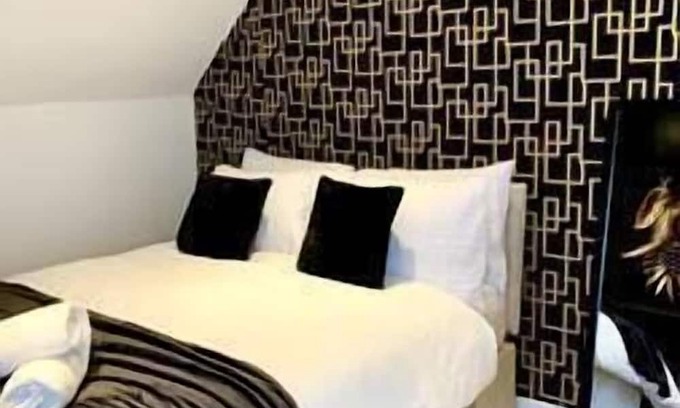 Portsmouth Apartment | Discover a Family-Friendly 3 Bedroom Flat with Parking