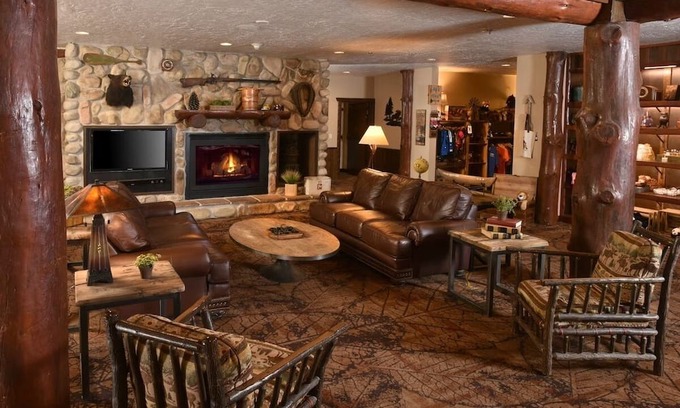 Onalaska House | Theme Suite with Living Area at Stoney Creek Onalaska
