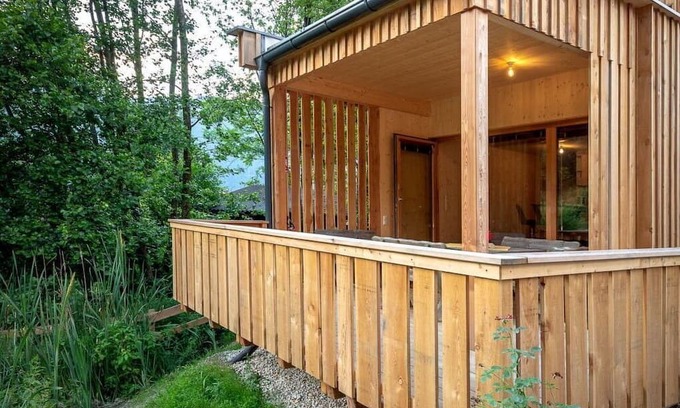 Ossiach Villa | Cozy Villa Apartment for 4 with Lake View & Free WiFi