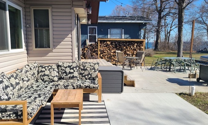 Isle Cabin | Ideal Sunset Harbor Point: Family-Friendly with Breakfast!