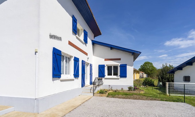 Yzosse House | Cozy Detached House with Private Garden & Wi-Fi Access
