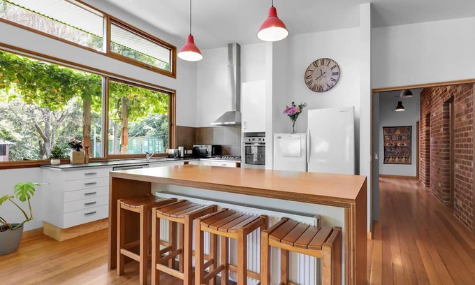 Merrijig House | Cozy River Song - Merrijig: Family & Pet-Friendly Retreat