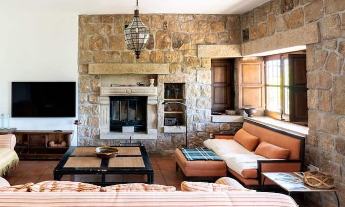 Robledo de Chavela House | Scenic Villa with Pool and Mountain Views Awaiting You