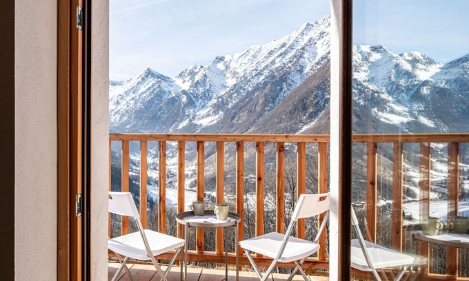 Prali Apartment | Cozy Apartment for 6 with Balcony, WIFI & Parking Options