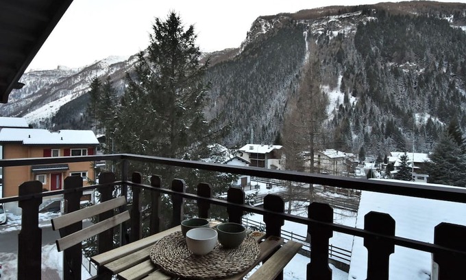 Campodolcino Apartment | Cozy Apartment for 6 with Balcony and Free WIFI