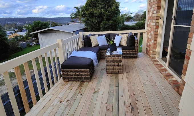 Eden House | Charming Pet-Friendly Getaway: Steps to Beach & Town