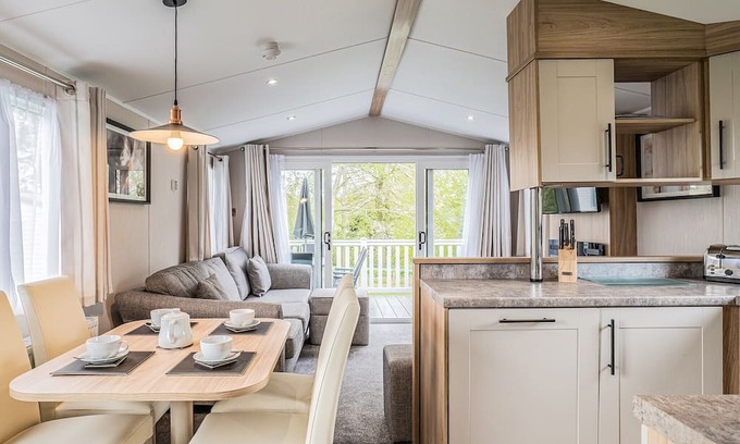 Kelso Apartment | Family-Friendly 2-Bedroom Gold Caravans with Kitchen Access