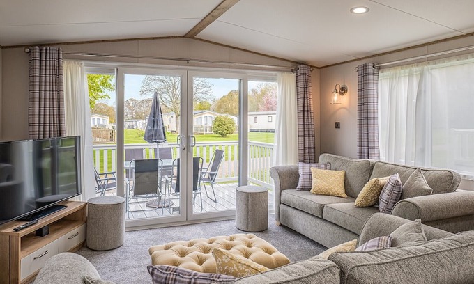Kelso Apartment | Indulge in Grand Platinum Caravans with Family-Friendly Amenities