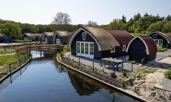 Baars Cottage | Modern house on a pond in a wooded area