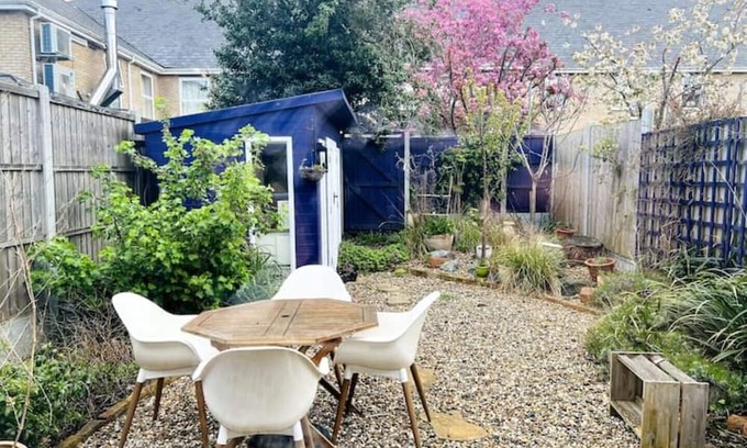 Leigh-on-Sea Apartment | Garden View Flat in Heart of Leigh On Sea with Spa