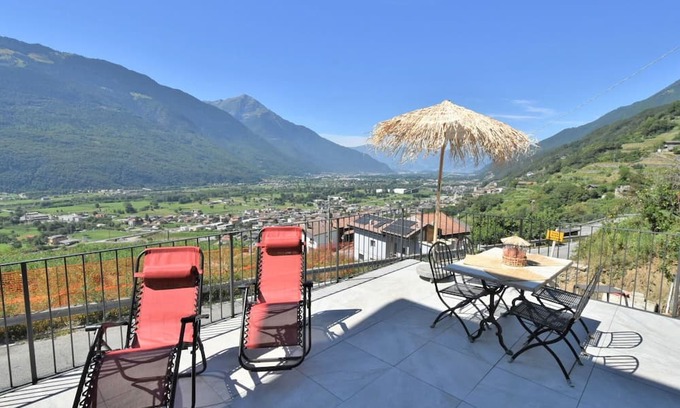 Traona Apartment | Cozy Apartment for 4 with WIFI, Lake View & Pet Friendly