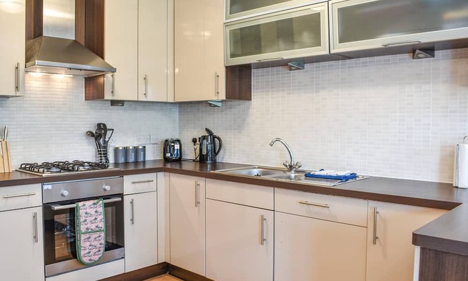Central Aberdeen Cottage | Cozy Townhouse Retreat Near City Attractions and Oceanfront