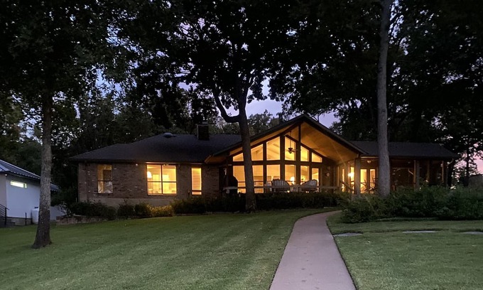 Malakoff House | Scenic Cedar Creek Lakehouse with Gorgeous Open Water Views