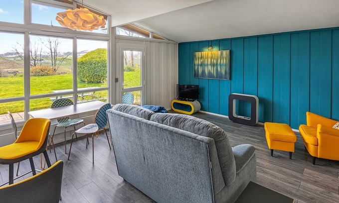 Machynlleth Cottage | Cozy 3-Bedroom Retreat in Llanwrin with Breakfast Included
