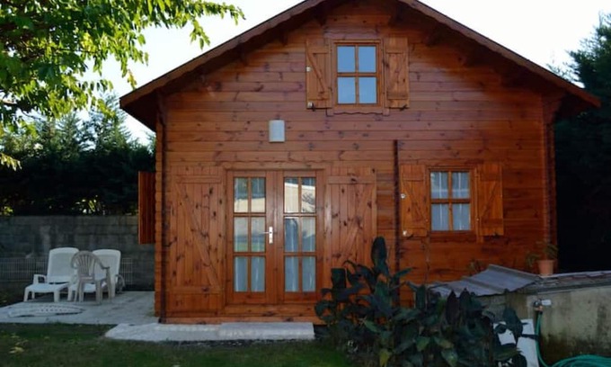 Villenave-d'Ornon Ski Chalet | Family-Friendly Retreat at Chalet au Fond du Jardin