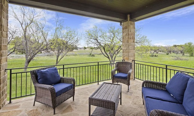 Horseshoe Bay West House | HSB West: Chic Decor & Lake View with Top Amenities