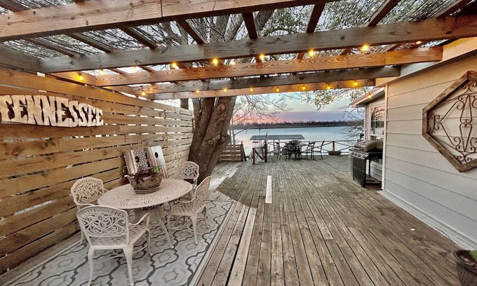 Dundee House | Experience The Bella Luna by Moon Lake in Clarksdale, MS