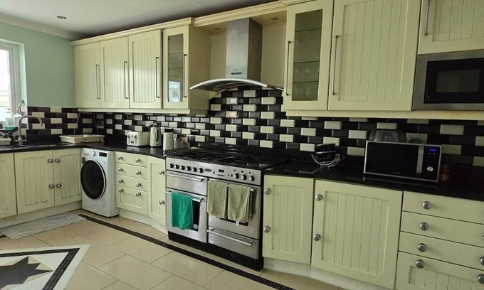 Havering House | Family-Friendly 5/6 Bed House in Romford with Breakfast