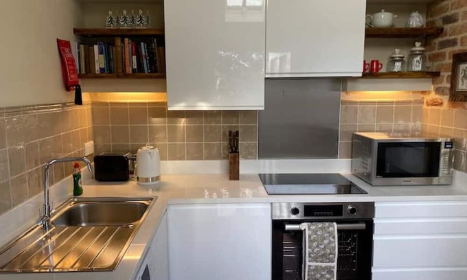 Saffron Walden Cabin | Cozy 1 Bedroom Lodge with Private Garden & Breakfast