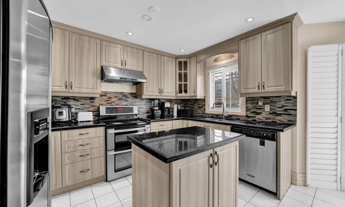 East Credit House | Cozy Private Room with Ensuite in Family-Friendly Home
