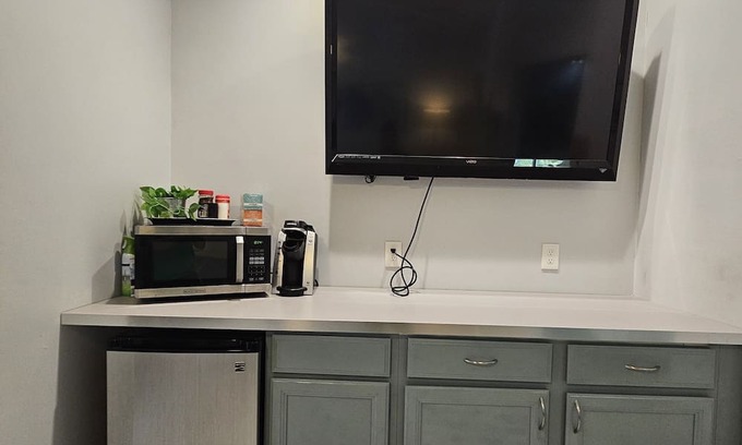 Catalina House | Cozy Hotel Near Universal & Downtown, Pet-Friendly Stay