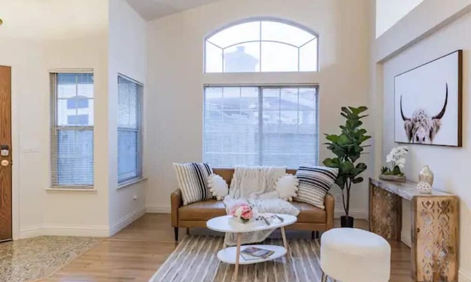 Elk Grove House | Convenient BoHo Retreat with Kitchen & Breakfast Options