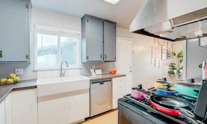 Carmichael House | Vibrant Retro Retreat: Family-Friendly & Breakfast Included