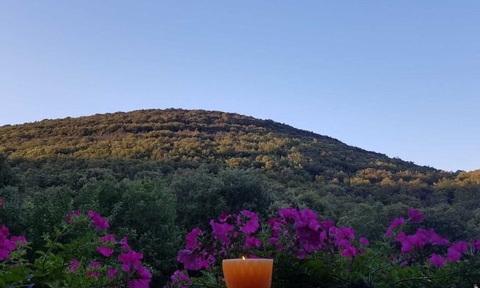 Thoiras Cottage | Cozy Gîte Ecureuil: Family-Friendly Stay with Breakfast