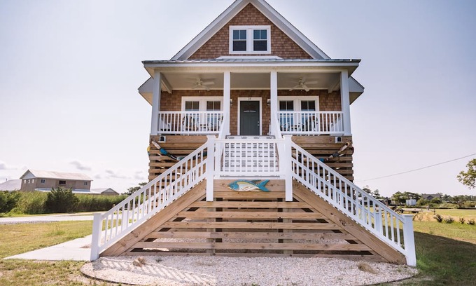 Wanchese Cottage | Idyllic Fishing Village Retreat with Scenic Ocean Views