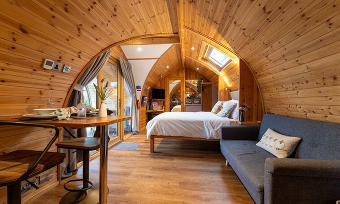 Clitheroe Cabin | Relaxing Retreat with Hot Tub, Firepit & Sauna Access